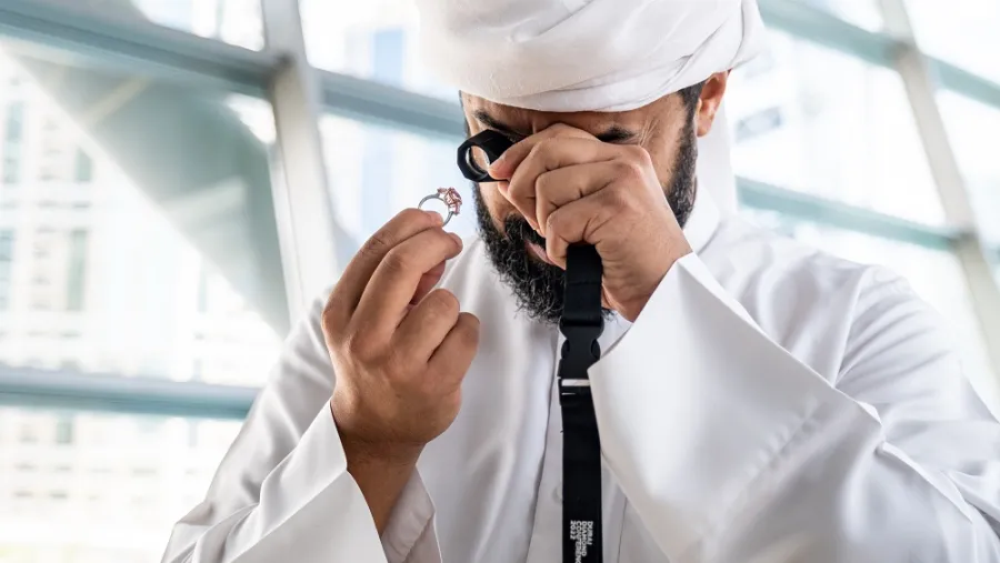 بورصة دبي للماس التابعة لمركز دبي للسلع المتعددة تستضيف عرضاً لمشاهدة واحدة من أنقى أحجار الماس الوردي عالمياً