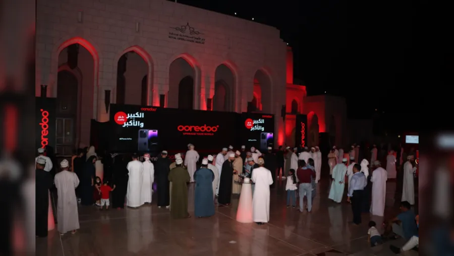 First customers in Oman receive new iPhone 14 as Ooredoo unveils new device at midnight 