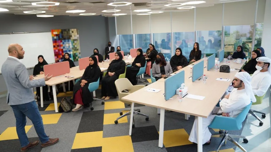 جمارك دبي تشارك في مبادرة "تحدي شركاء جامعة زايد "