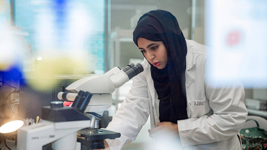 باحثة من جامعة الإمارات تحقق اكتشافاً علمياً جديداً في الدولة