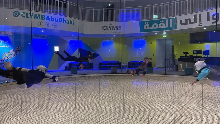 كلايم أبوظبي يحتفل بالذكرى السنوية الثالثة بعرض طيران داخلي استثنائي بمشاركة أعضاء فريق ريد بول الرياضي