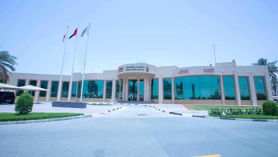 معهد دبي القضائي يطلق الدفعة الأولى من دبلوم تأهيل وتدريب  "الكاتب العدل الخاص" بالتعاون مع محاكم دبي