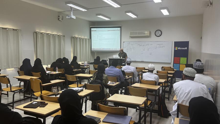 "مايكروسوفت" ووزارة النقل والاتصالات وتقنية المعلومات تطلقان برنامجا تدريبيا في الذكاء الاصطناعي