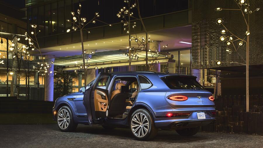 Bentley تبدأ الإنتاج المتسلسل لمركبة Bentayga Extended Wheelbase الرائدة بفئتها