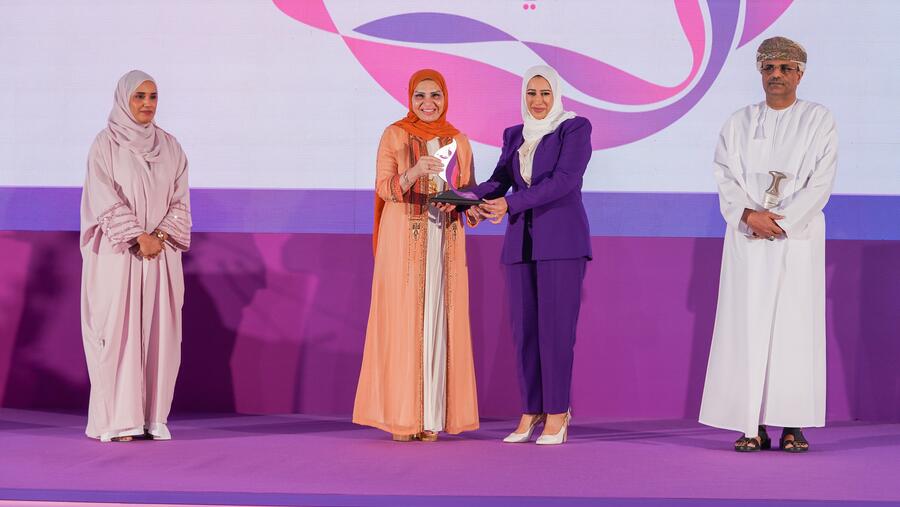 تكريم ثلاث من موظفات البنك الوطني العُماني ضمن منتدى المرأة ومؤتمر وجوائز مجلة المرأة للإجادة