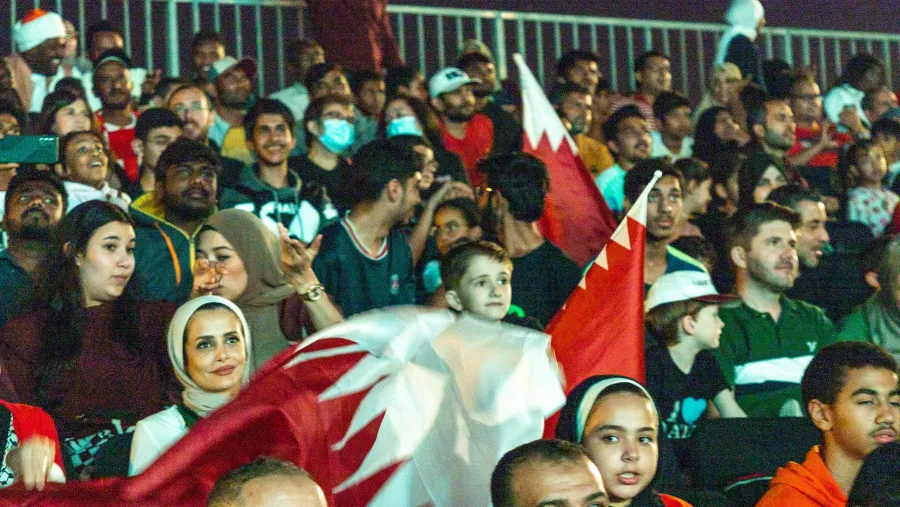 مشجعو كرة القدم وعائلاتهم يستمتعون بمشاهدة بث مباريات كأس العالم عبر شاشات العرض في حديقة الأكسجين التابعة لمؤسسة قطر