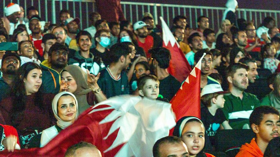 مشجعو كرة القدم وعائلاتهم يستمتعون بمشاهدة بث مباريات كأس العالم عبر شاشات العرض في حديقة الأكسجين التابعة لمؤسسة قطر