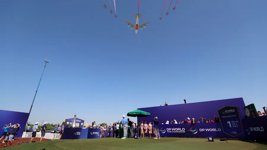 طائرة الإمارات A380 وفريق "السهام الحمراء" في أجواء دبي