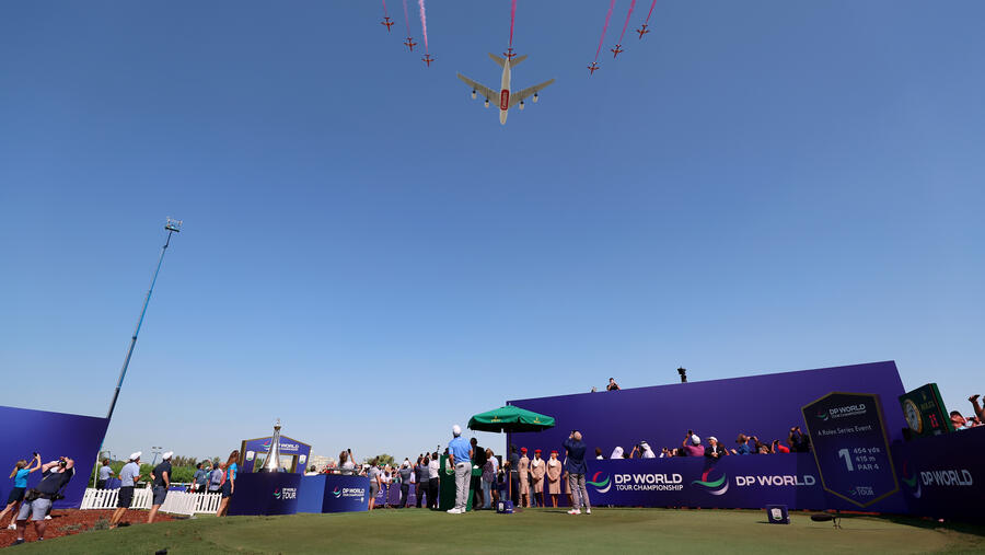 طائرة الإمارات A380 وفريق "السهام الحمراء" في أجواء دبي
