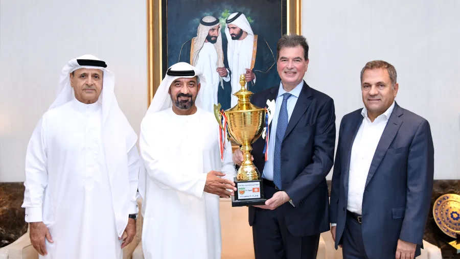 سمو الشيخ أحمد بن سعيد آل مكتوم يتسلم كأس بطولة الأندية العربية للسيدات 2022 من رئيس نادي بيروت لكرة السلة