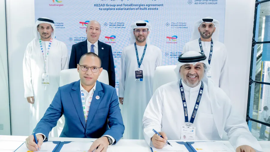 تعاون بين مجموعة موانئ أبوظبي وتوتال للطاقات لاستطلاع الفرص في قطاع الطاقة الشمسية الموزعة