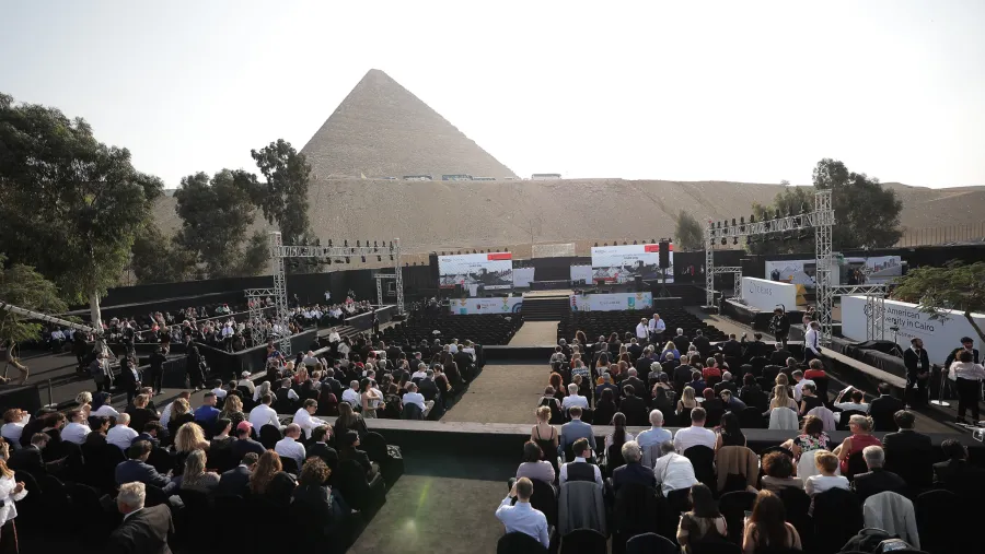 كلية إدارة الأعمال بالجامعة الأمريكية بالقاهرة تستضيف حفل تخرج ماجستير الإدارة الدولية CEMS MIM لعام 2022 تحت سفح الأهرامات 