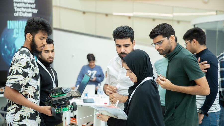 17 جامعة وطنية وعالمية تستعرض مهارات طلابها في "مسابقة الإمارات للروبوتات"