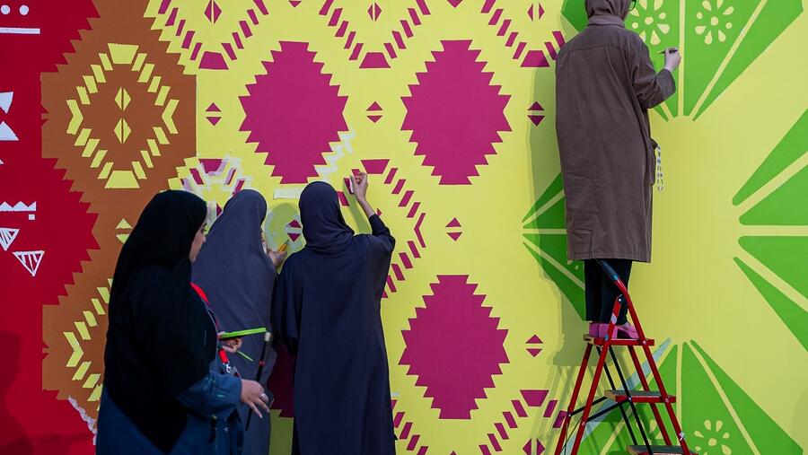 لآلئ الفنون والأفكار الإبداعية تلمع في بيوت "سكة"