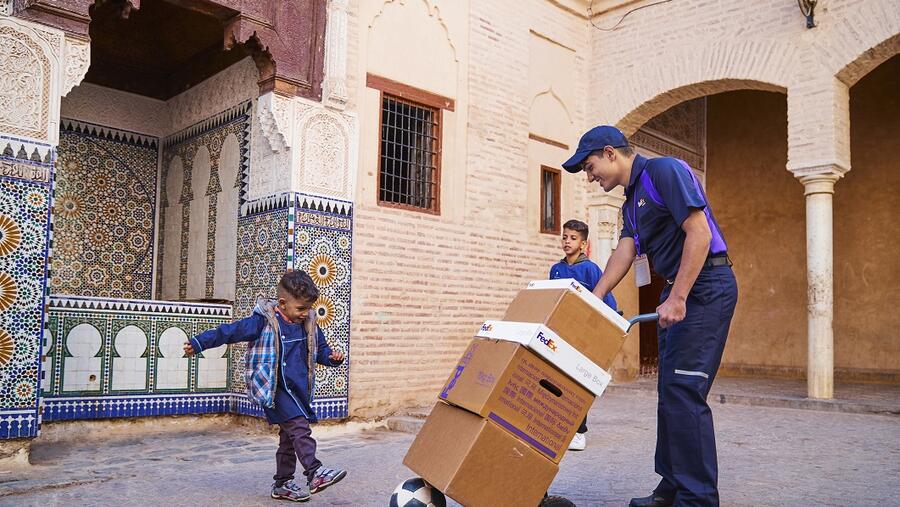 فيديكس تطلق خدمتين "الدولية الاقتصادية" و"الشحن الدولي الاقتصادي" في السعودية لمساعدة الشركات الصغيرة والمتوسطة على توسيع نطاق حضورها العالمي 