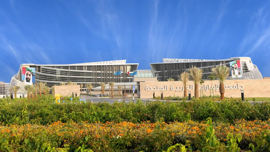 جامعة الإمارات تحتفل بتخريج الدفعة 42 من طلبتها   