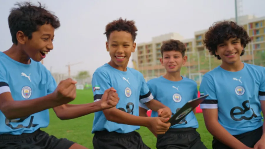 e& ومانشستر سيتي ينظمان مفاجأة من العمر للاعبين الناشئين في برنامج اللاعب الموهوب