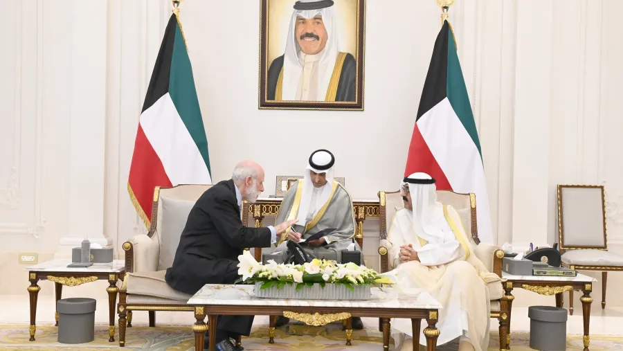 The Crown Prince of Kuwait Awards Google Cloud’s Vint Cerf Honorary Informatics ولي عهد الكويت يمنح فينت سيرف من جوجل كلاود وسام المعلوماتية الفخري 
