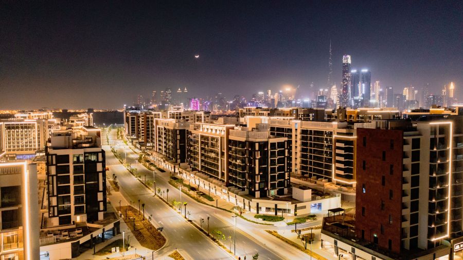 عزيزي تعمل على تحسين الإضاءة في ريفيرا بيتش فرونت وبيرل وعنبر