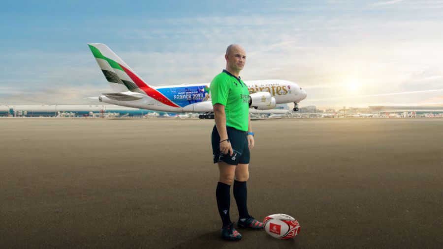 طيران الإمارات تستهل كأس العالم للرجبي 2023 مع الحكم الشهير جاكو بيبر