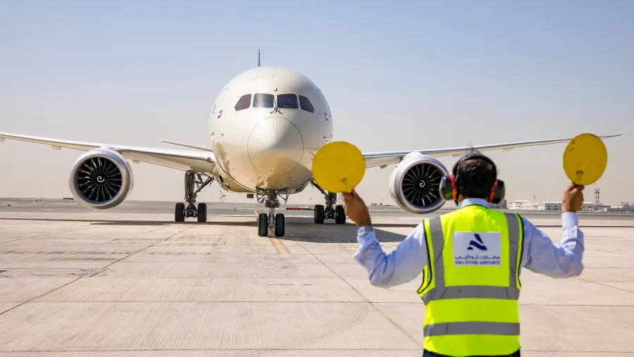 Etihad Welcomes Latest Addition To Fleet As New Boeing 787-10 Dreamliner Touches Down