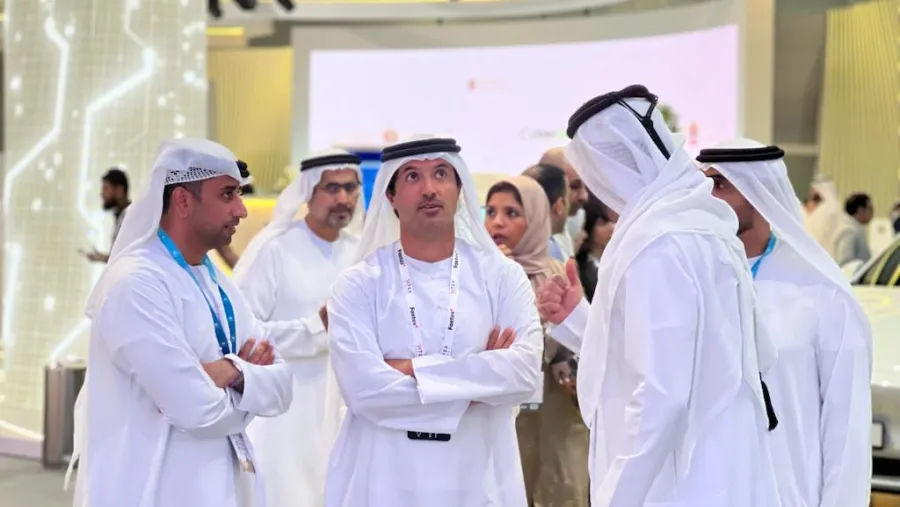 du welcomes His Excellency Helal Saeed Almarri to its stand showcasing cutting-edge technology and sustainability initiatives at GITEX Global 2023