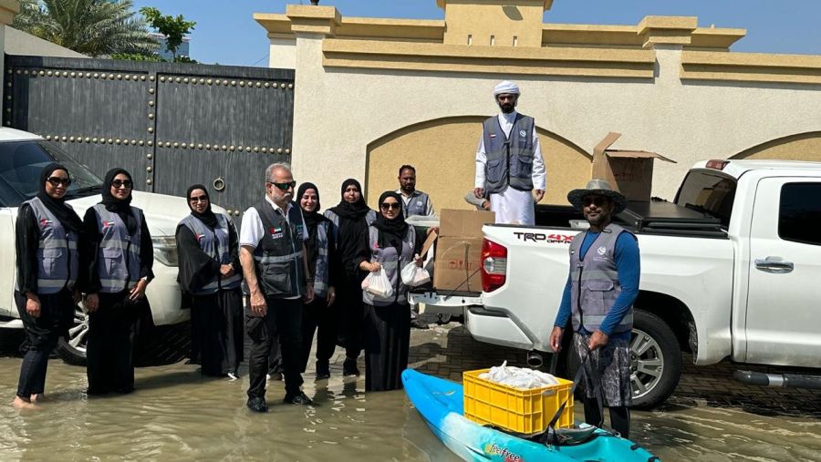 "جمارك دبي" و"دبي الخيرية" توزعان الوجبات والمؤن الغذائية على متضرري المنخفض الجوي