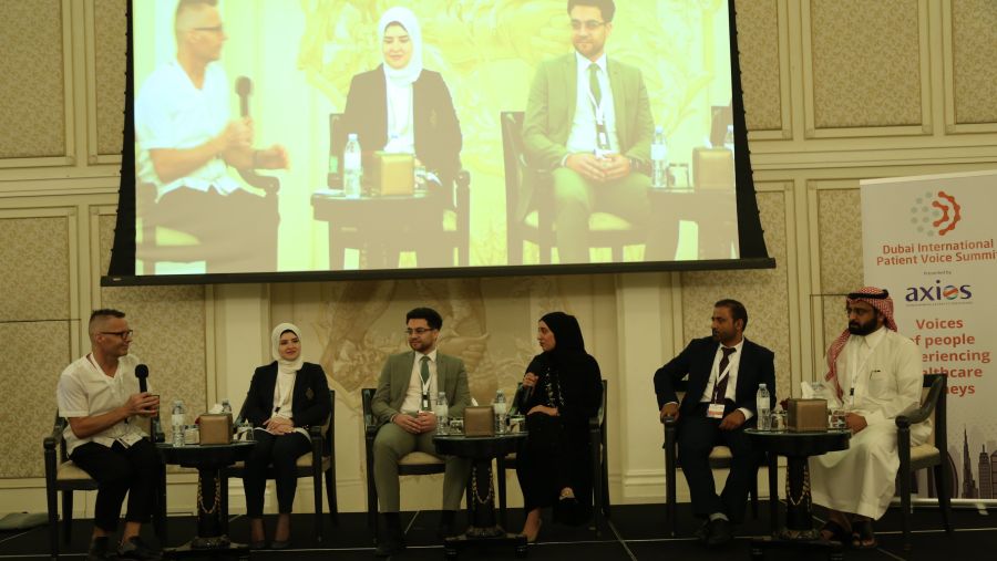 قام المرضى بإدارة المناقشات خلال القمة العالمية التي استمرت لمدة يومين في دبي، والتي نظمتها شركة (أكسيوس إنترناشيونال)، حيث تم بلورة أهمية تعزيز دور المرضى وإشراكهم في عملية اتخاذ القرار.  دبى - في قمة صوت المريض العالمية التي نظمتها أكسيوس إنترناشيونال ف