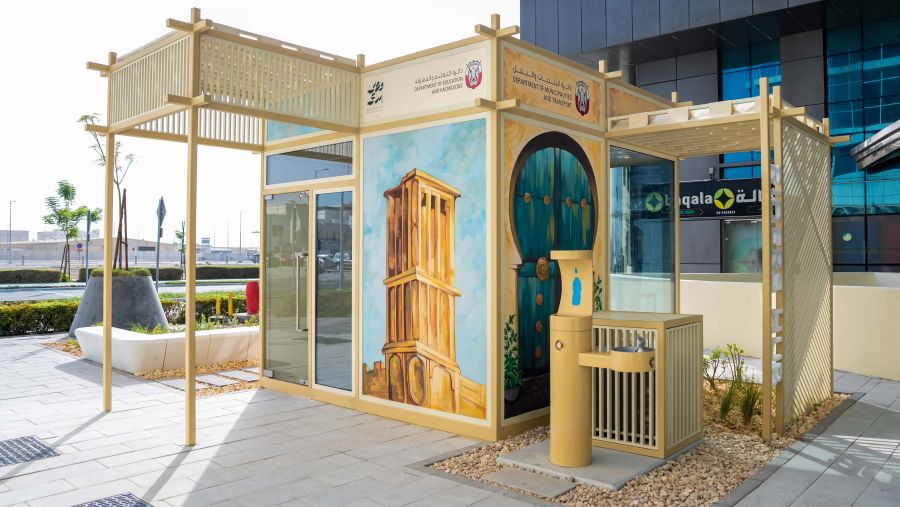 تم تصميم الأعمال الفنية، بحيث تندمج بسلاسة في الأماكن العامة، ما يضفي جاذبية وجمالاً واتصالاً أعمق بتقاليد وقيم شعب دولة الإمارات