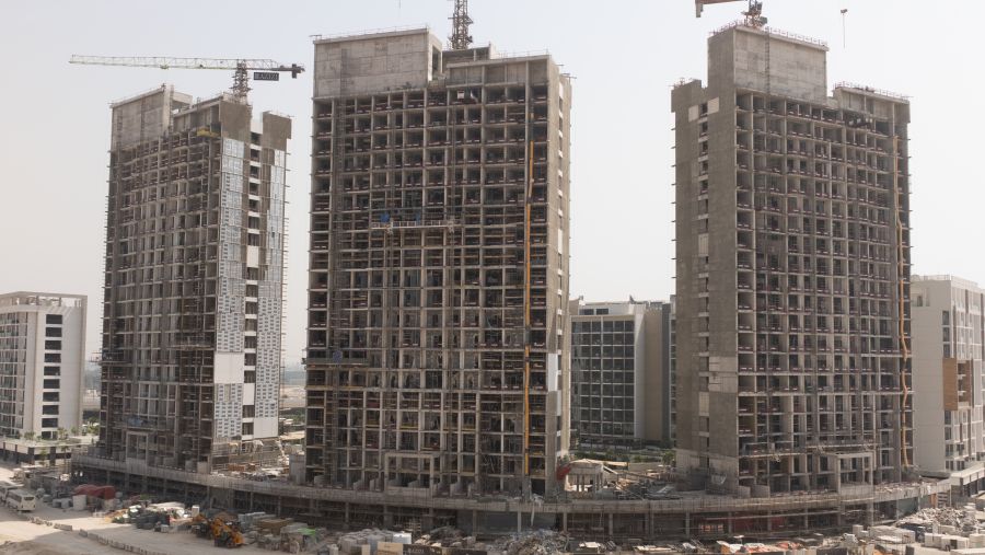 عزيزي للتطوير العقاري تُعلن عن إنجاز 70% من مشروع "ريفييرا بيتش فرونت I"