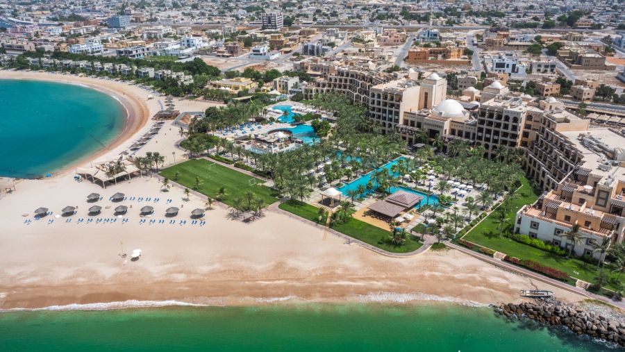 من قمّة جبل جيس إلى رحاب رفاهية ريكسوس المعيريض رأس الخيمة: مغامرة موسمية لا تُنسى