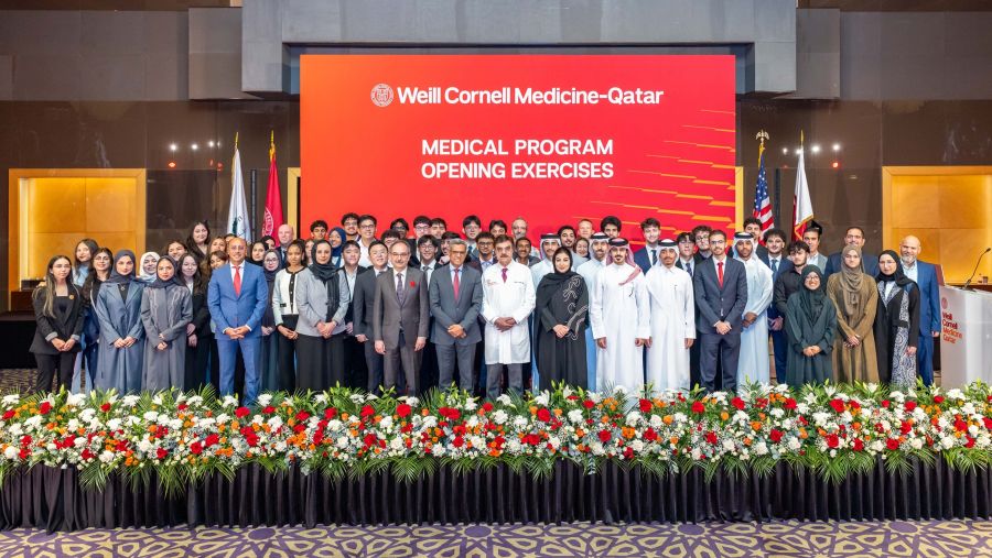 طلاب الطب في وايل كورنيل للطب - قطر يرتدون المعطف الأبيض