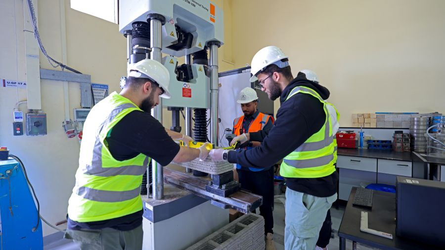 جامعة أبوظبي تستعرض ابتكارات طلابها وحلول الطاقة المستقبلية كشريك أكاديمي لبرنامج "شباب أديبك"