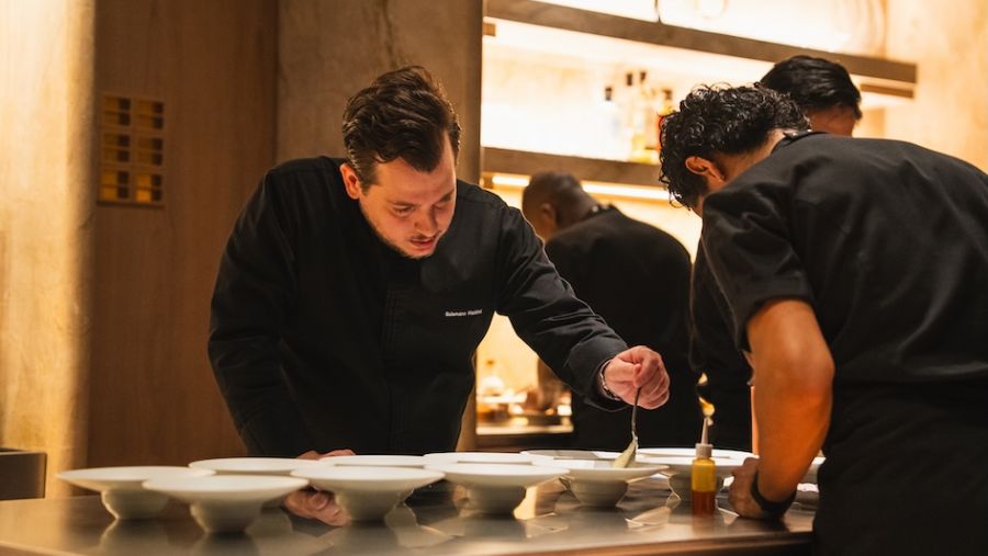 بإشراف الشيف سليمان حداد  منار أبوظبي يُطلق تجربة الطهي الأولى من نوعها في منطقة الشرق الأوسط "وي آر أونا" من الإمارة