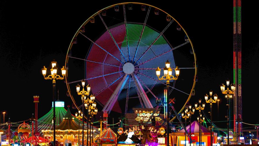 القرية العالمية تحتفي بعيد الاتحاد الـ54 وسط أجواء مفعمة بالألوان والعروض والاحتفالات