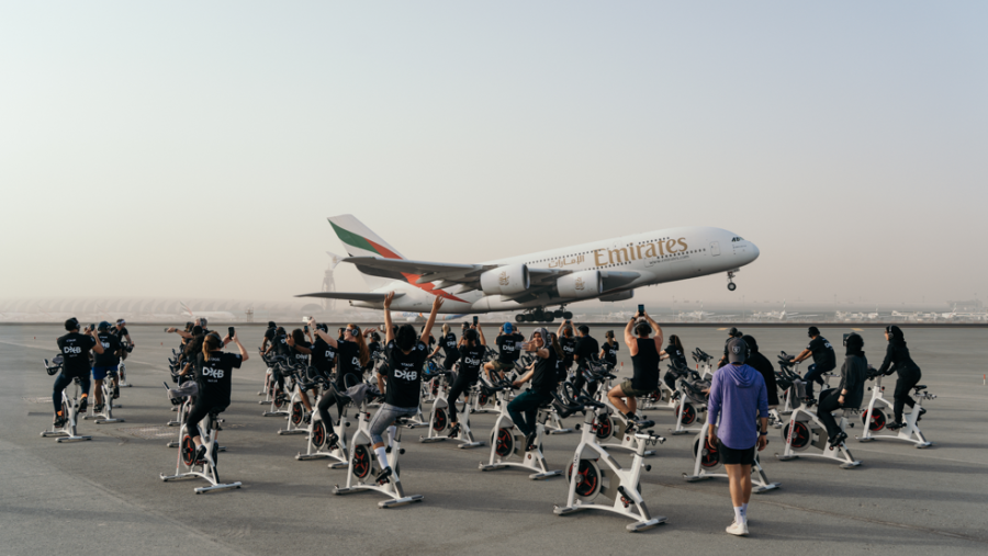 مدرج مطار دبي الدولي يتحوّل مجدداً إلى مضمارٍ رياضي بالتعاون مع "كرانك"