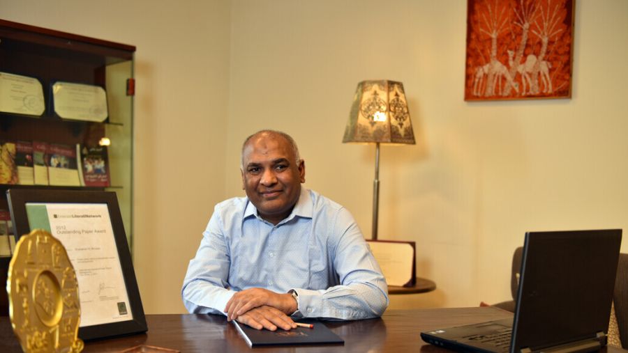 أستاذ بالجامعة الأمريكية بالقاهرة يشارك في تحرير دراسة عالمية تتناول المناخ وحوكمة المدن في الدول النامية