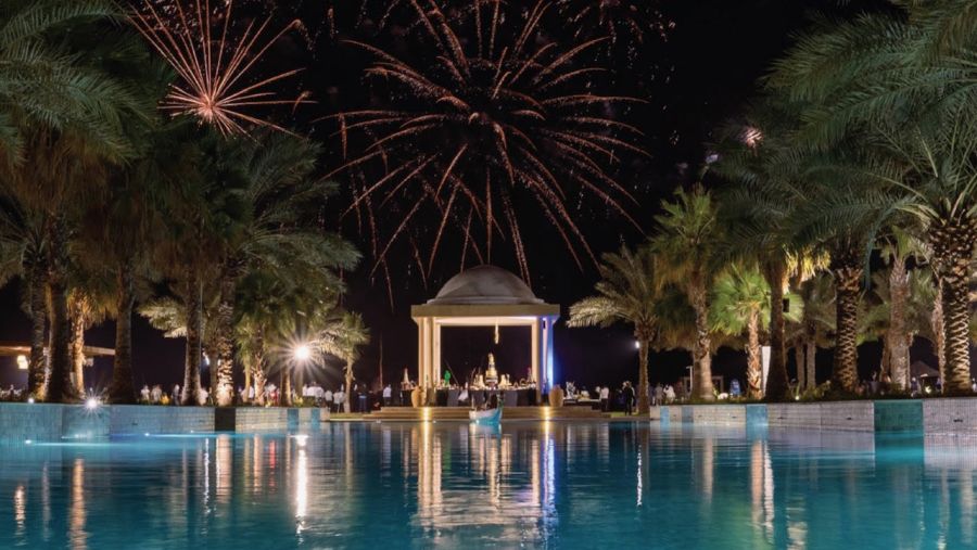 منتجع ريكسوس المعيريض رأس الخيمة يكشف عن موسم احتفالي باهر على شاطئ البحر