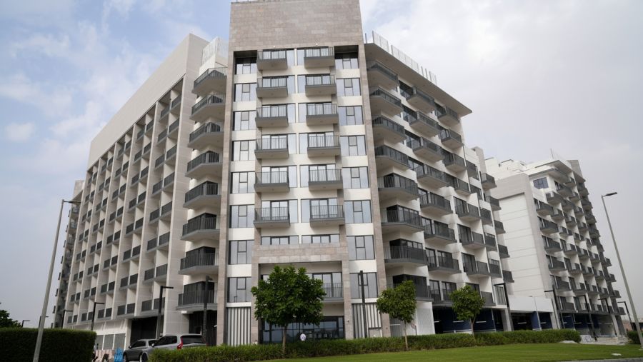 عزيزي للتطوير العقاري تحتفي بإنجاز مشروع "واحة الشاطئ I"