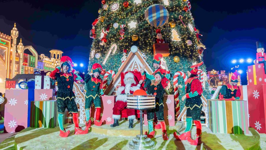 القرية العالمية تزدان بأبهى حلة لاستقبال ضيوفها احتفاءً بموسم الأعياد