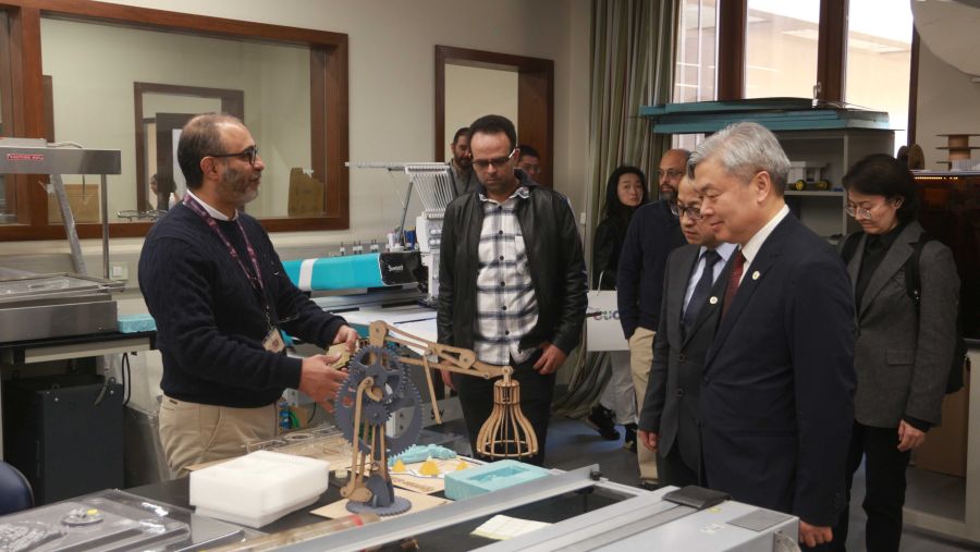 الجامعة الأمريكية بالقاهرة تستقبل وفد رفيع المستوى من جامعة الصين للاتصالات