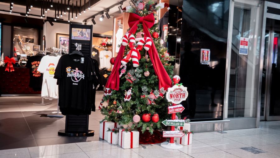 أجواء موسم الأعياد تحلق في مطار دبي الدولي مع تجربة تنبض بالبهجة لمسافري الشتاء