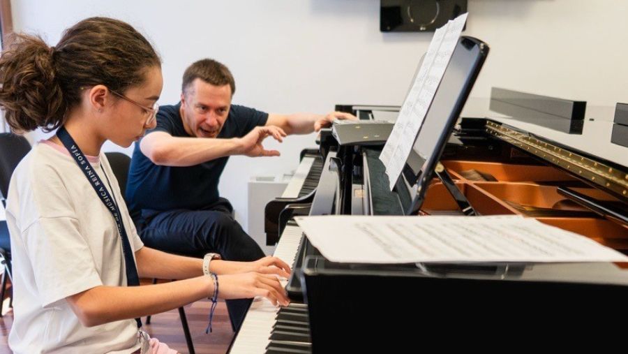 يخوض طلاب أكاديمية قطر للموسيقى التابعة لمؤسسة قطر رحلة تعليمية مُلهمة في مدرسة رينا صوفيا للموسيقى في إسبانيا