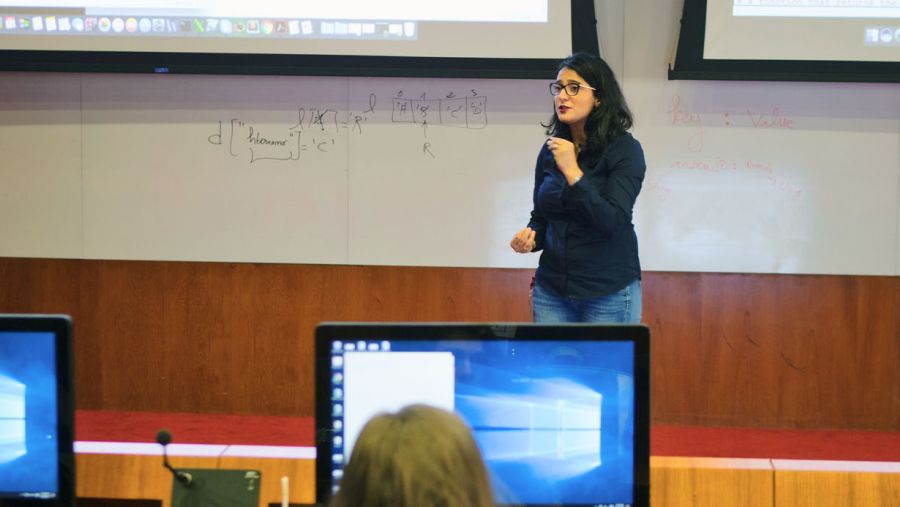 فجوة الشمول في الذكاء الاصطناعي: خبيرة الذكاء الاصطناعي باللغة العربية في جامعة كارنيجي ميلون في قطر تدعو إلى أبحاث "تعكس ثقافتنا وهويتنا"