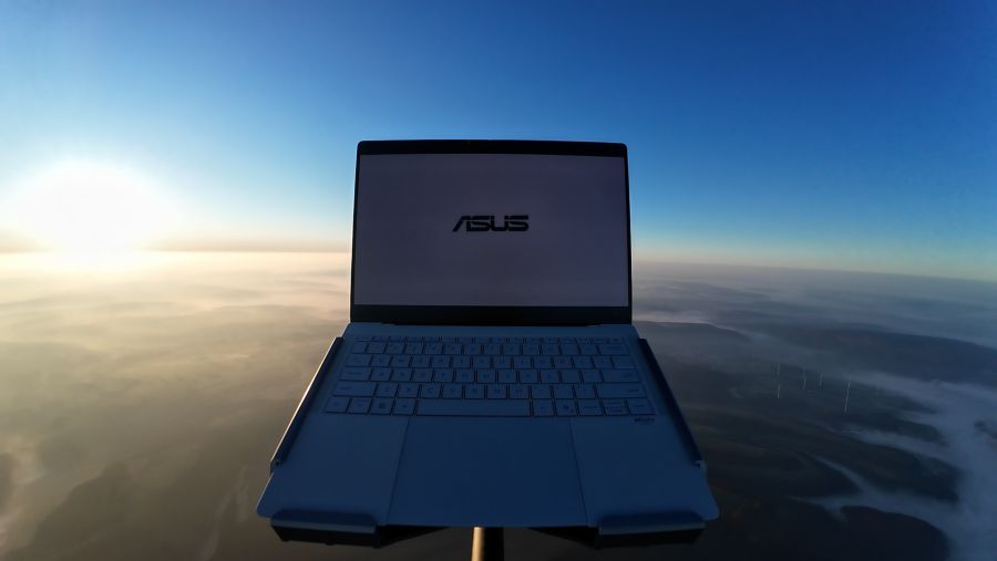 أسوس ترسل ExpertBook Ultra إلى ارتفاع يتجاوز قمة إيفرست لاختبار متانته في الظروف الواقعية