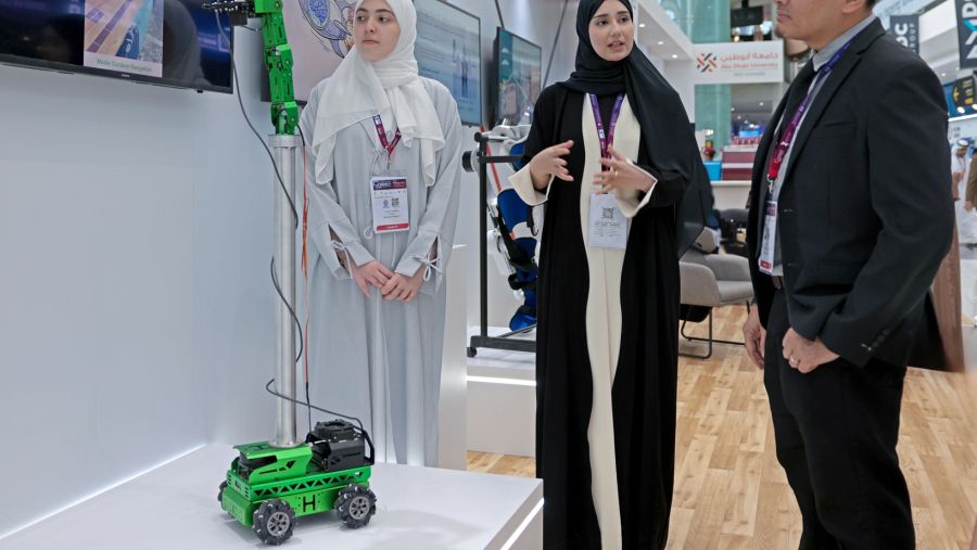 جامعة أبوظبي ترسخ ريادتها في الابتكار والبحوث خلال مشاركتها في "اصنع في الإمارات 2026"