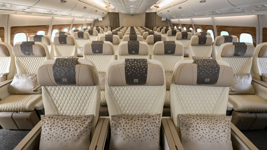 طيران الإمارات تكمل تحديث أول طائرة إيرباص A380 ذات الدرجتين