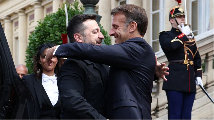 Emmanuel Macron and Volodymyr Zelensky