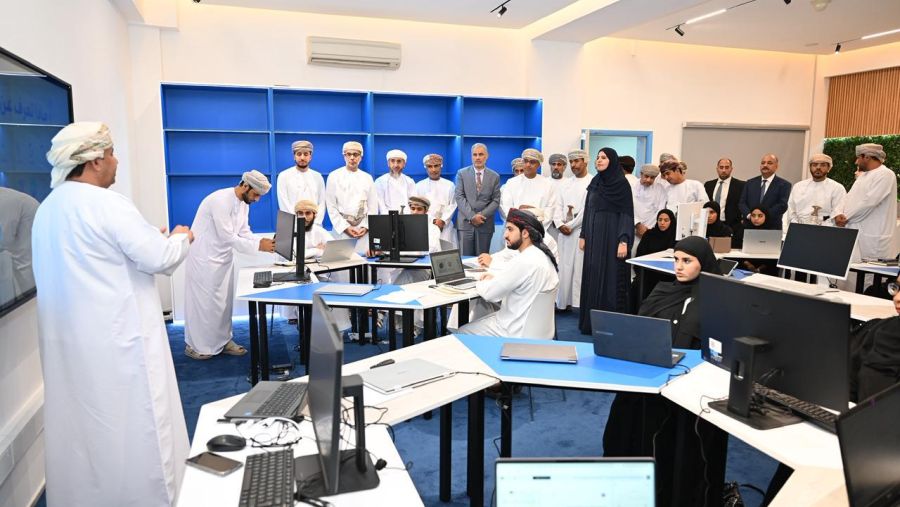 أسوس وإنتل تتعاونان مع وزارة التعليم في سلطنة عُمان لإطلاق مختبر للذكاء الاصطناعي بهدف تطوير التعليم