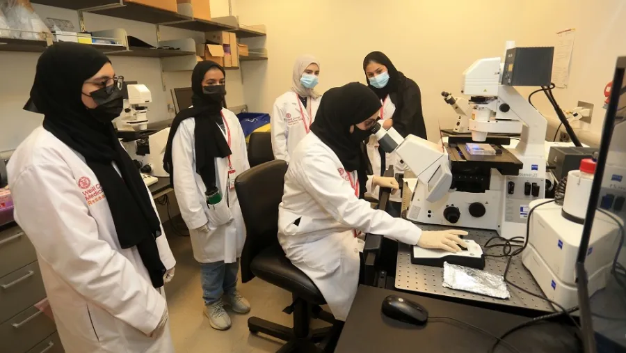 طالبات يتعرّفن على سير العمل في المختبرات البحثية